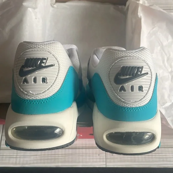 Women’s Nike - Picture 3 of 9